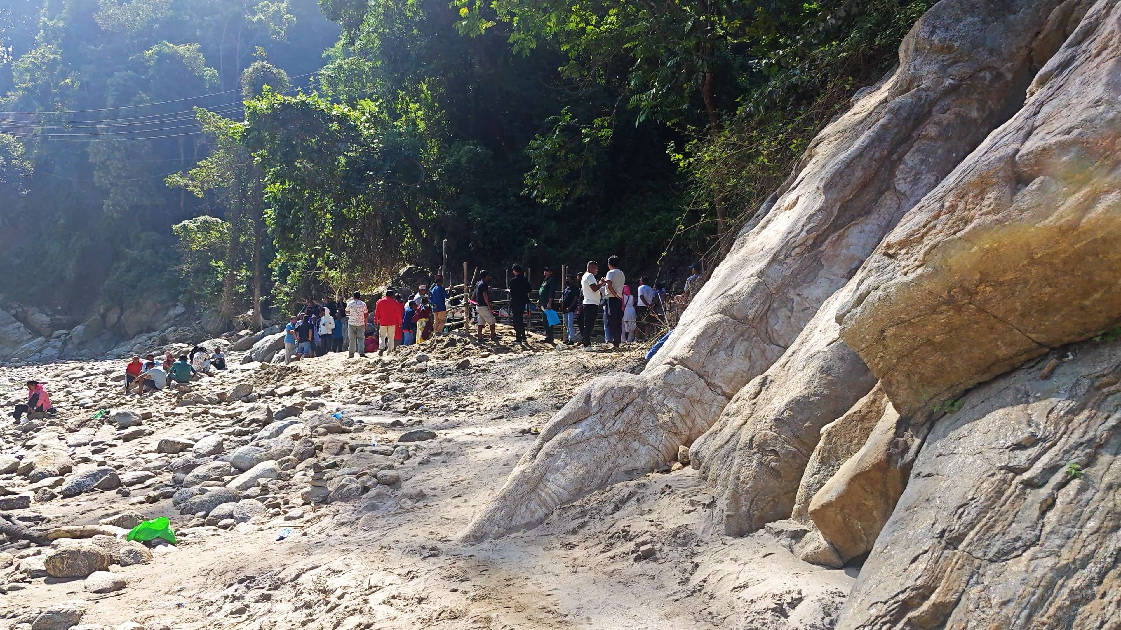 इलाम राजदूवालीमा ‘अद्भूत घट्ना’ : ‘शिला’ हेर्नकै लागि मानिसहरु ओइरिए