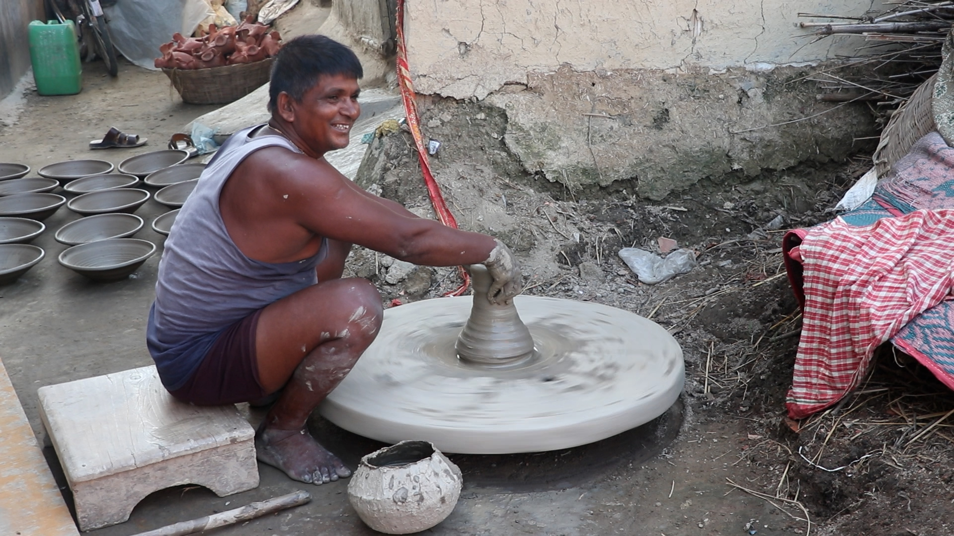 तिहार नजिकिँदै गर्दा कुमाल समुदाय दियो बनाउन व्यस्त