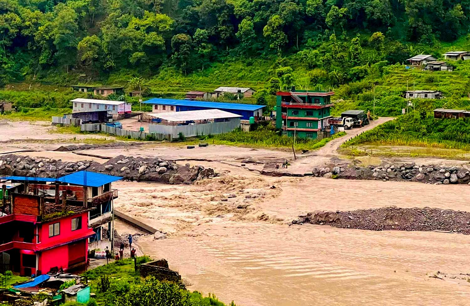 बाढीले मेलम्चीस्थित फट्टेको पुलमा क्षती