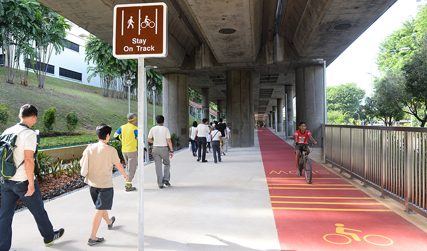 फुटपाथमा फोनमा झुम्मिएर हिँड्दा दुर्घटना