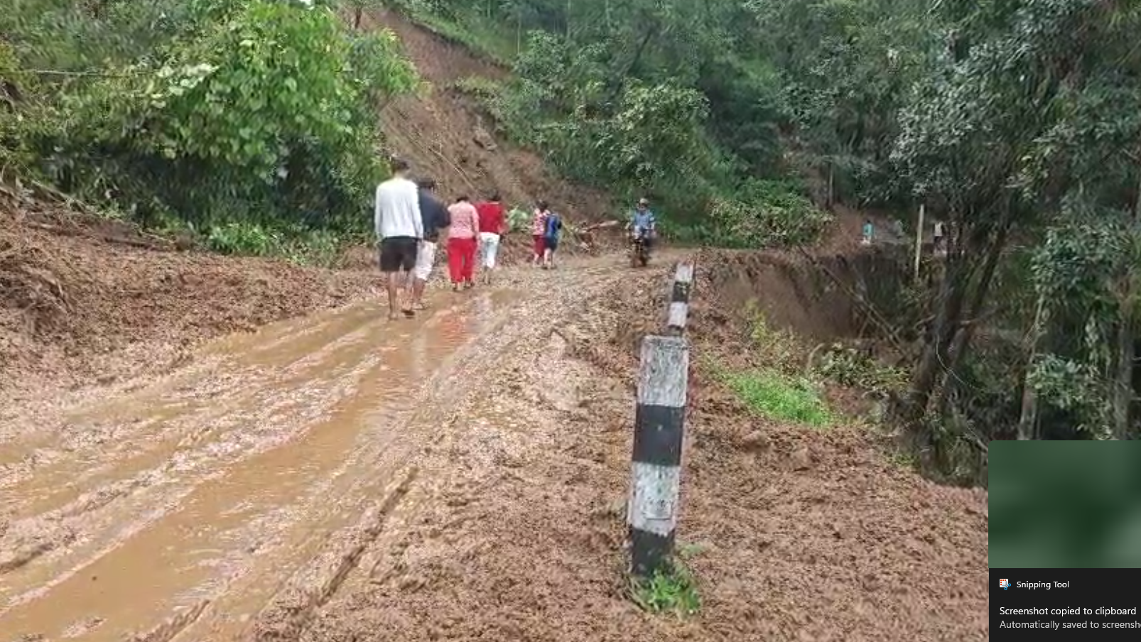 मेची राजमार्गका पहिरोको अवरोध हटाईंदै