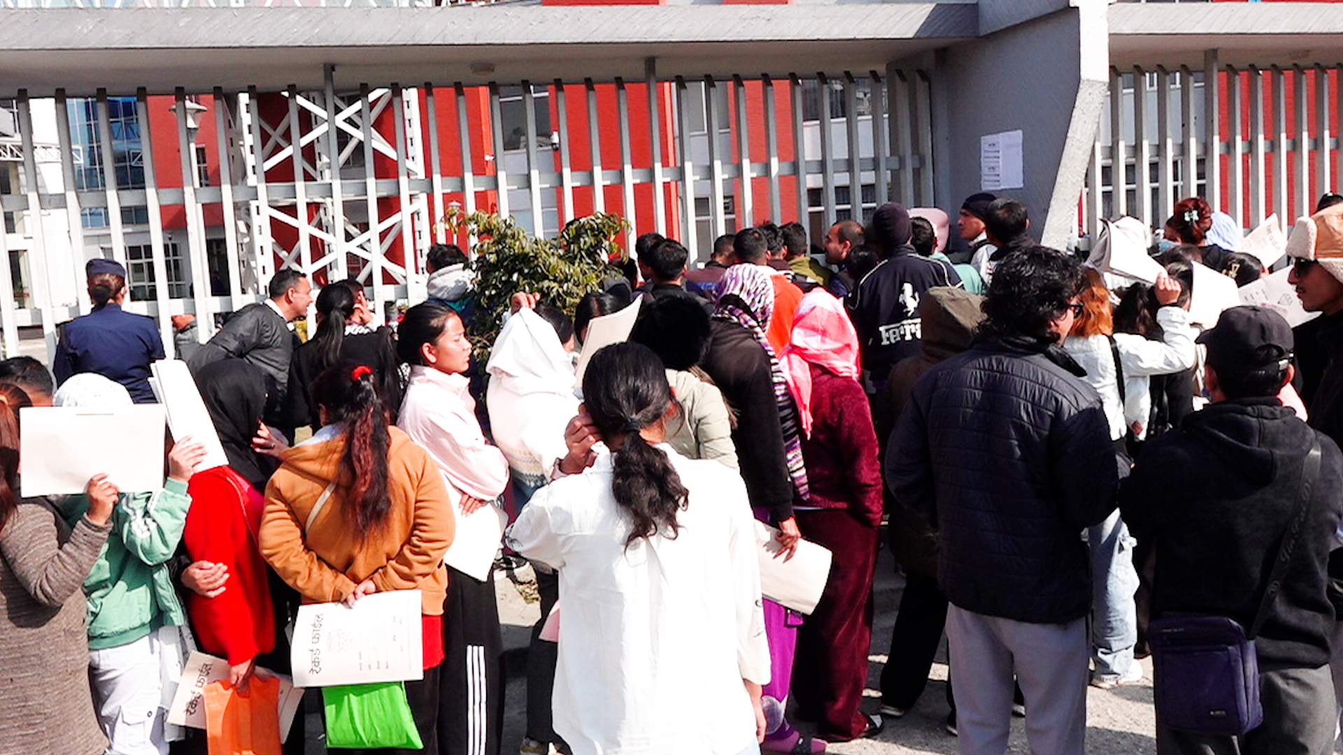 प्रतिनिधिसभा निर्वाचन : म्यादी प्रहरीमा आवेदन दिने युवाको भीड