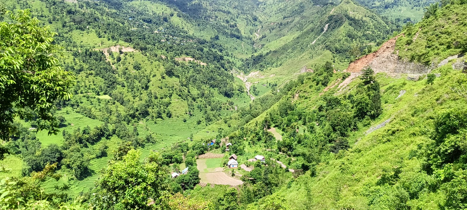 सडक आयोजनाको लापरबाहीले पुरै बस्ती जोखिममा