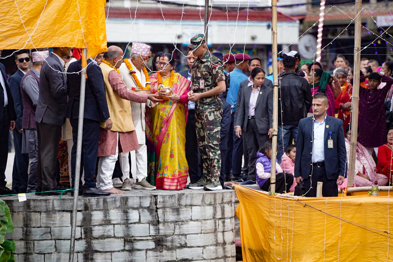 राष्ट्रपति पौडेलद्वारा गौरीघाटमा छठी माताको पूजा (तस्बिरहरु)