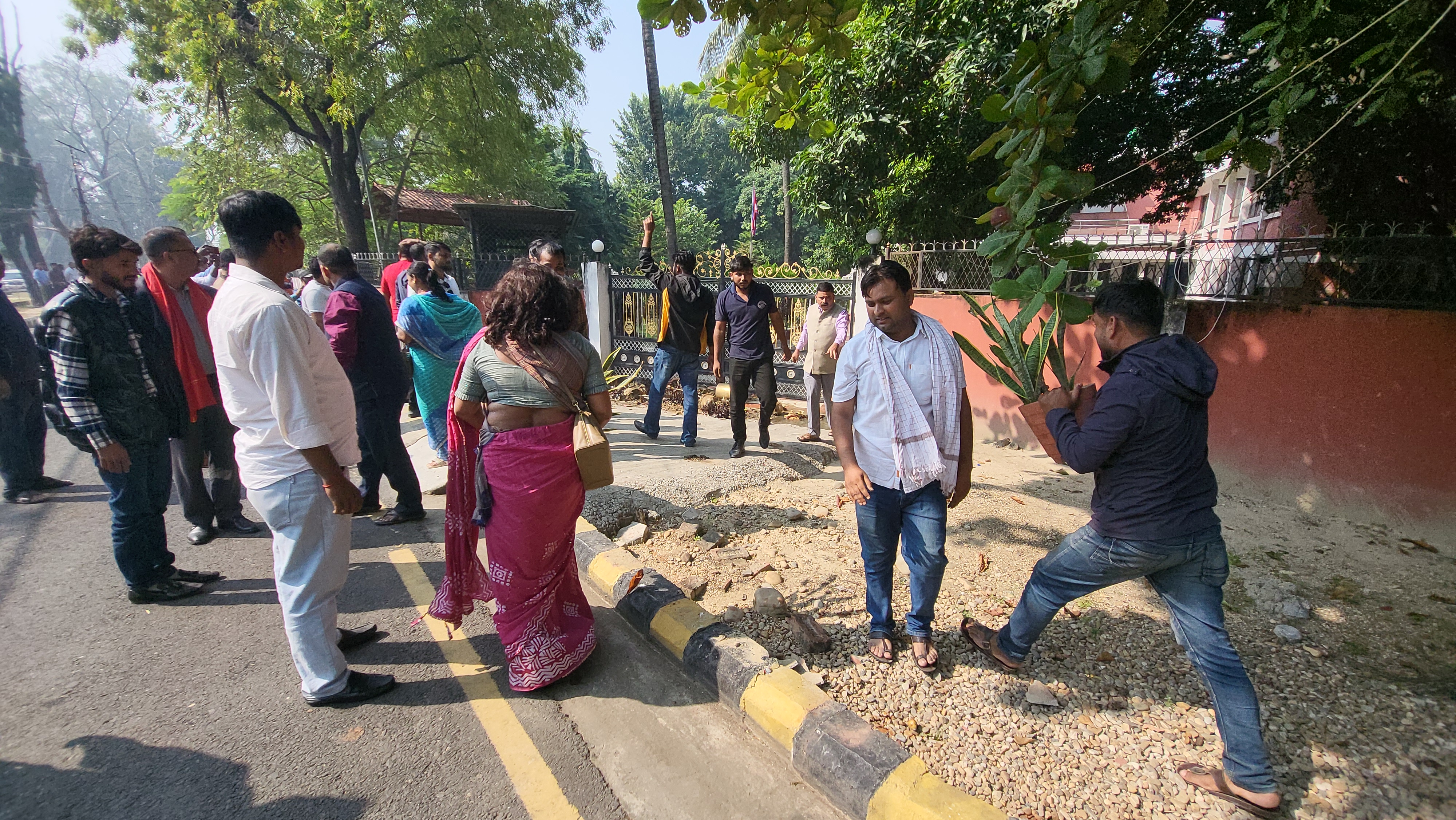 मधेस प्रदेश प्रमुख कार्यालय अगाडि तोडफोड