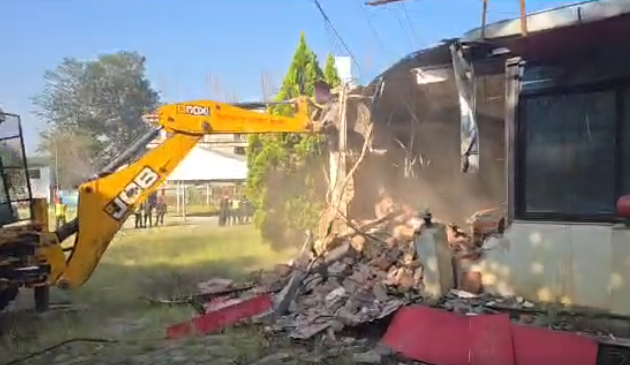 दीपक खड्काले स्काउटको जग्गा हडपेर बनाएको संरचनामा महानगरले चलायो डोजर