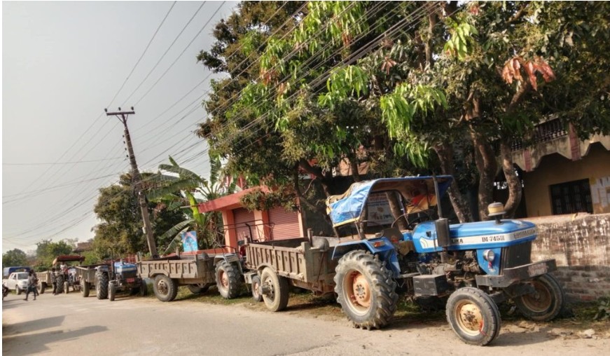 अवैध बालुवा उत्खननमा संलग्न ८ ट्र्याक्टर र चालक सशस्त्र प्रहरीको नियन्त्रणमा