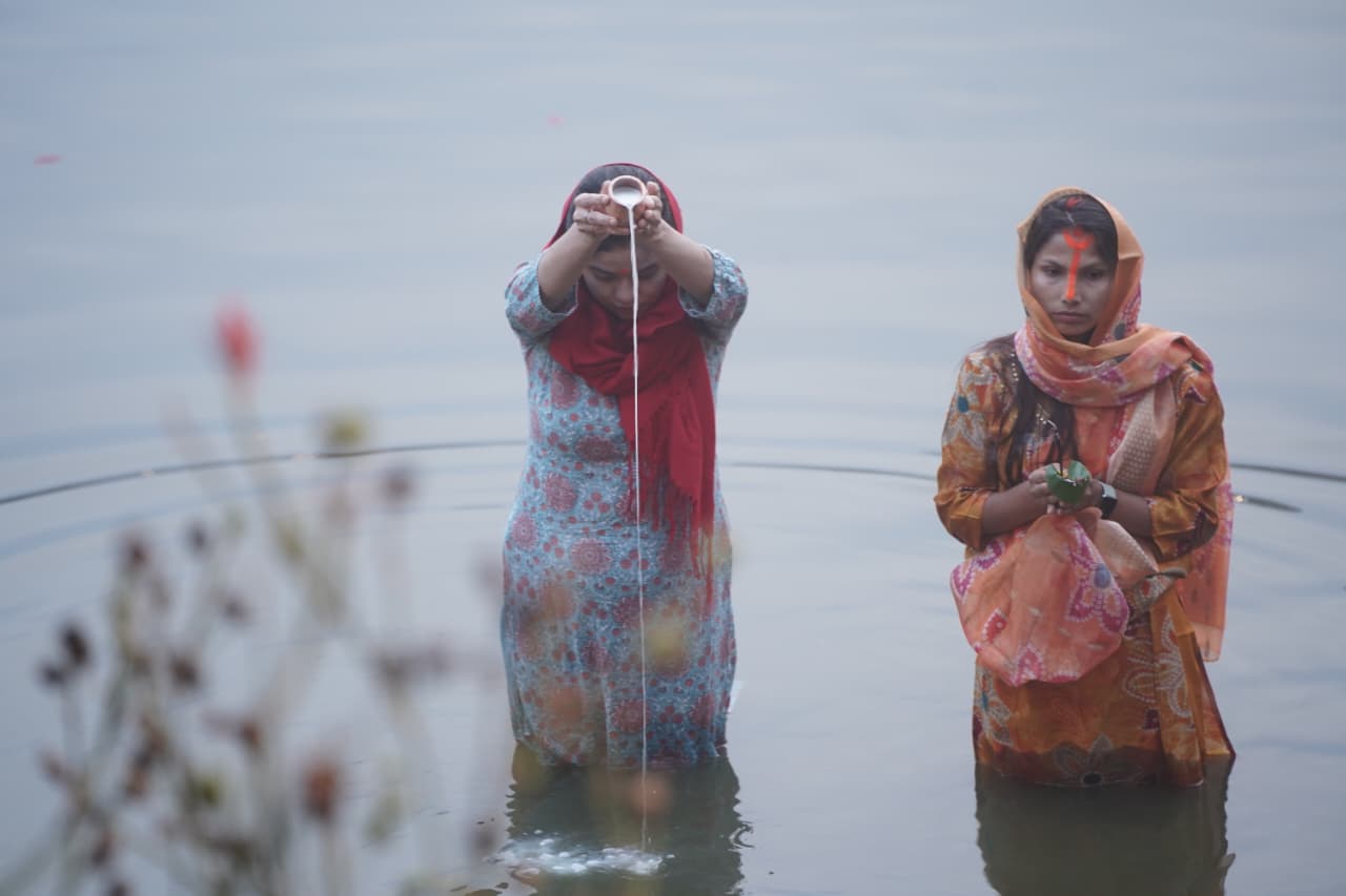 उदाउँदो सूर्यलाई अर्घ दिएर छठ समापन (तस्बिरहरु)