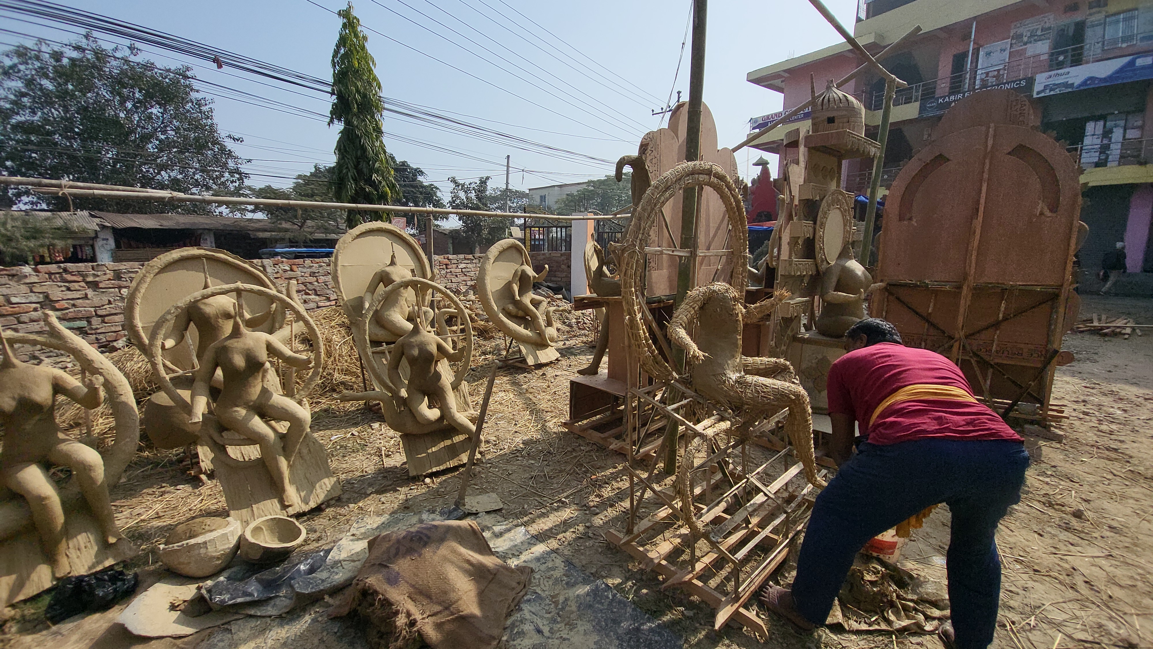 सरस्वती पूजा नजिकिँदा मूर्तिकारलाई भ्याईनभ्याई, मौसमले थप्यो चुनौती