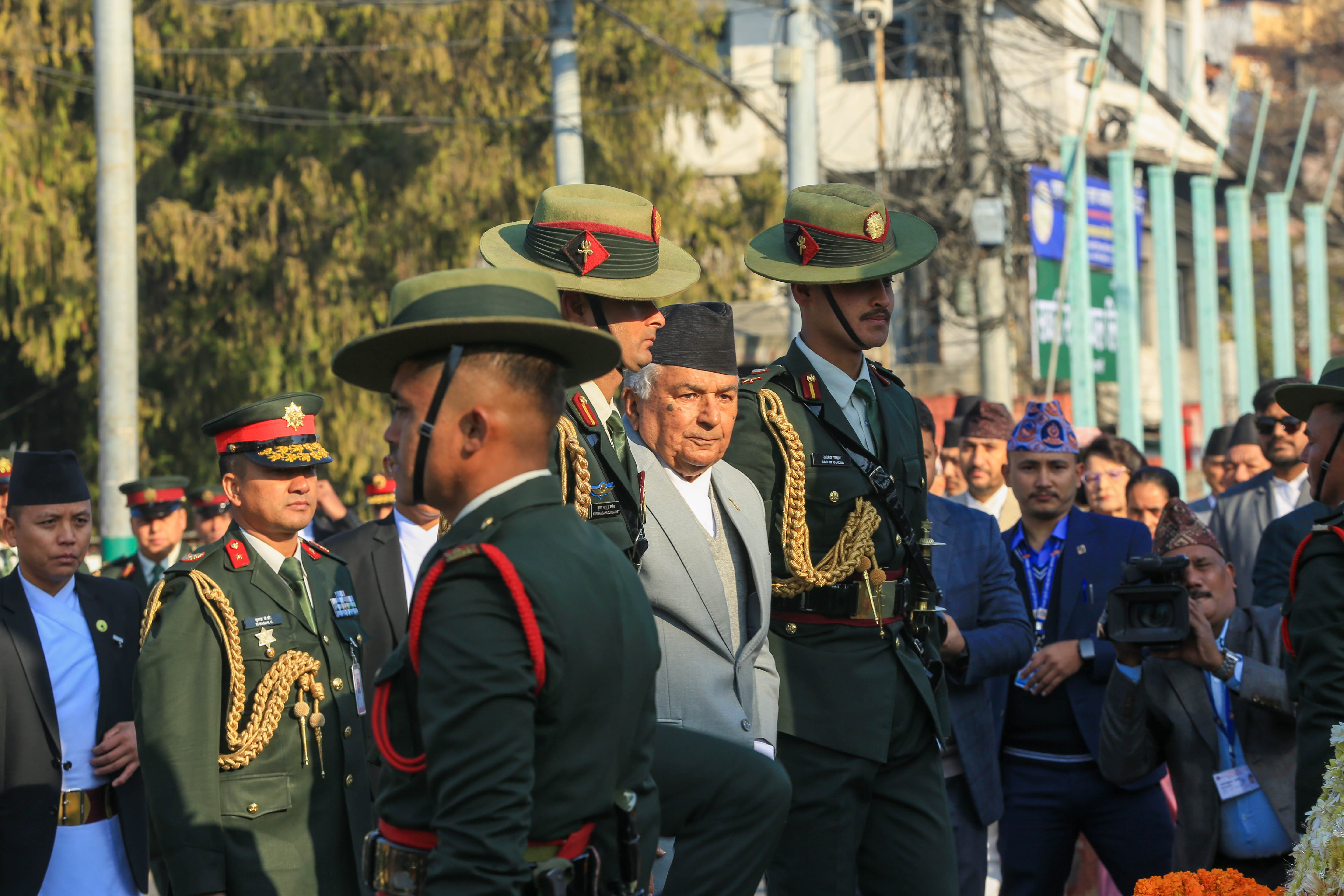 राष्ट्रपति र प्रधानमन्त्रीद्वारा पृथ्वी नारायण शाहको सालिकमा माल्यार्पण