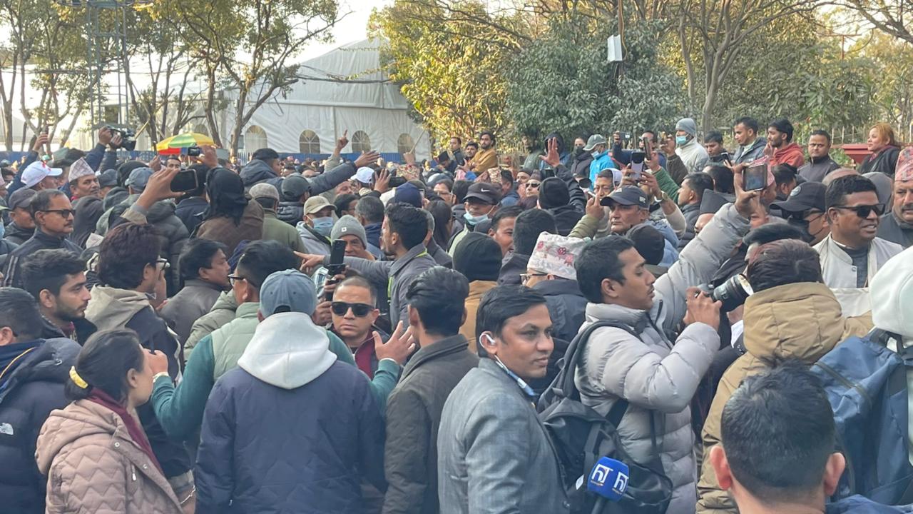 विशेष महाधिवेशन पक्षधरद्वारा भृकुटिमण्डपमा देउवाविरूद्ध नाराबाजी