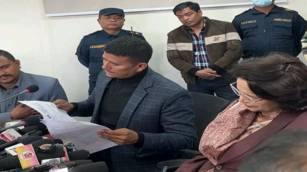 बाजुराको स्वास्थ्य समस्या सुधारको माग राख्दै हेमराज थापाले मन्त्री शर्मालाई बुझाए ज्ञापन