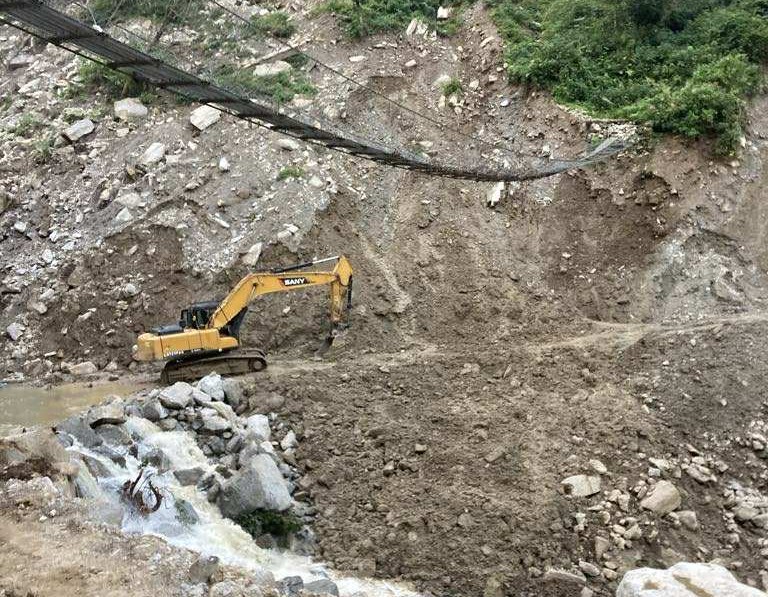 अँधेरी खोलाले बगाएको पुल नबन्दा सर्वसाधारण जोखिममा