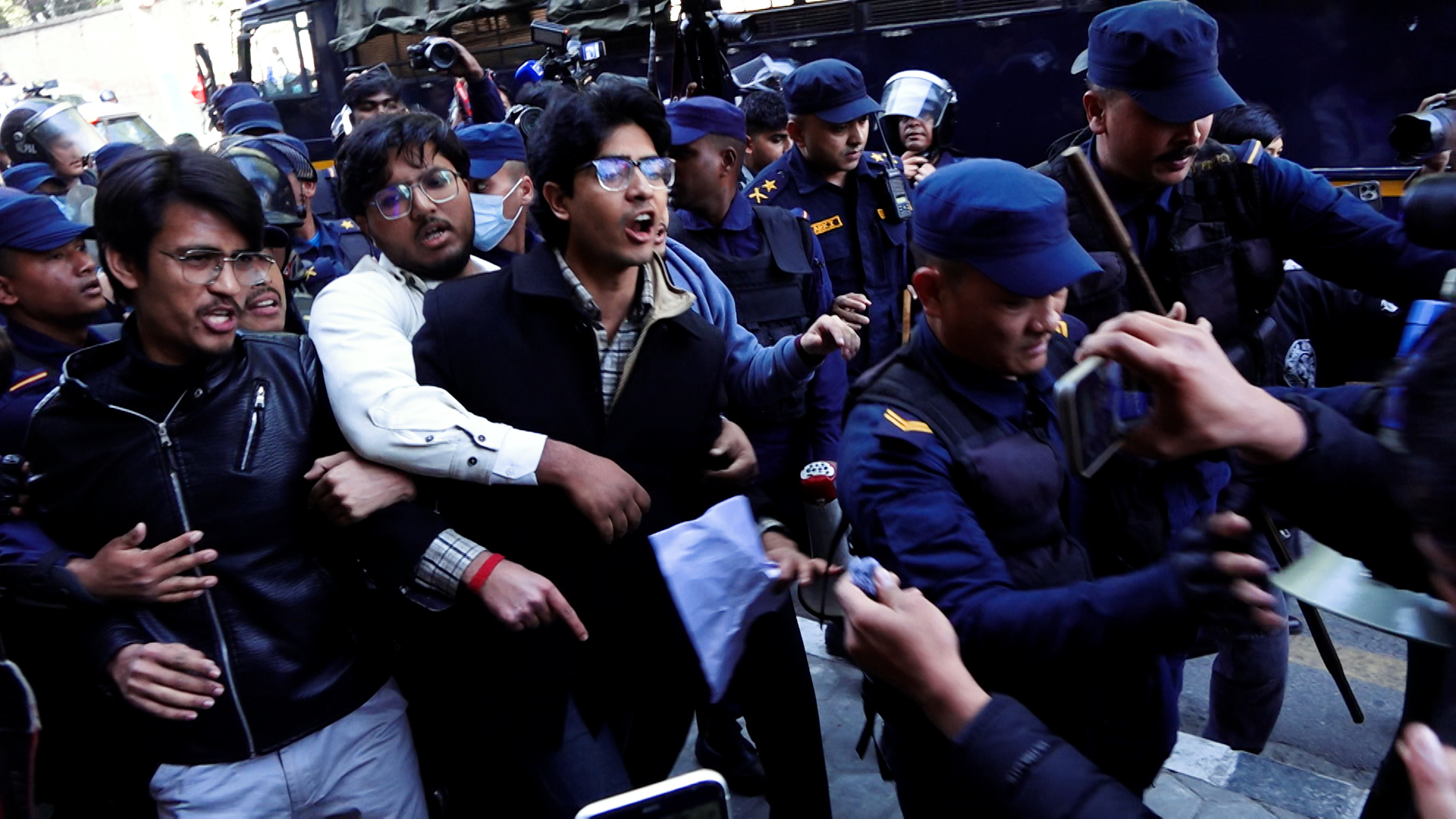 सिंहदरबार छिर्ने प्रयास गरेका जेनजी समूहलाई प्रहरीले लखेट्यो