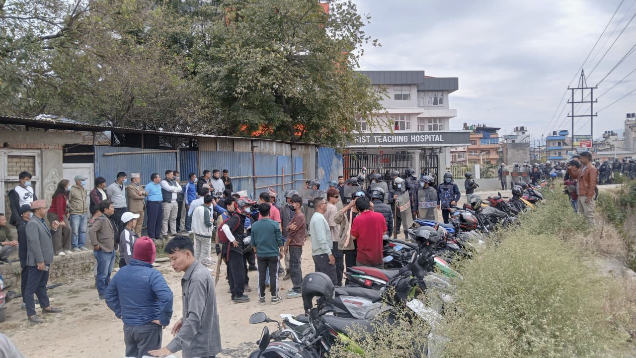 किस्ट अस्पतालमा गर्भवतीको मृत्युपछि अवस्था तनावग्रस्त, भिड नियन्त्रणमा समस्या