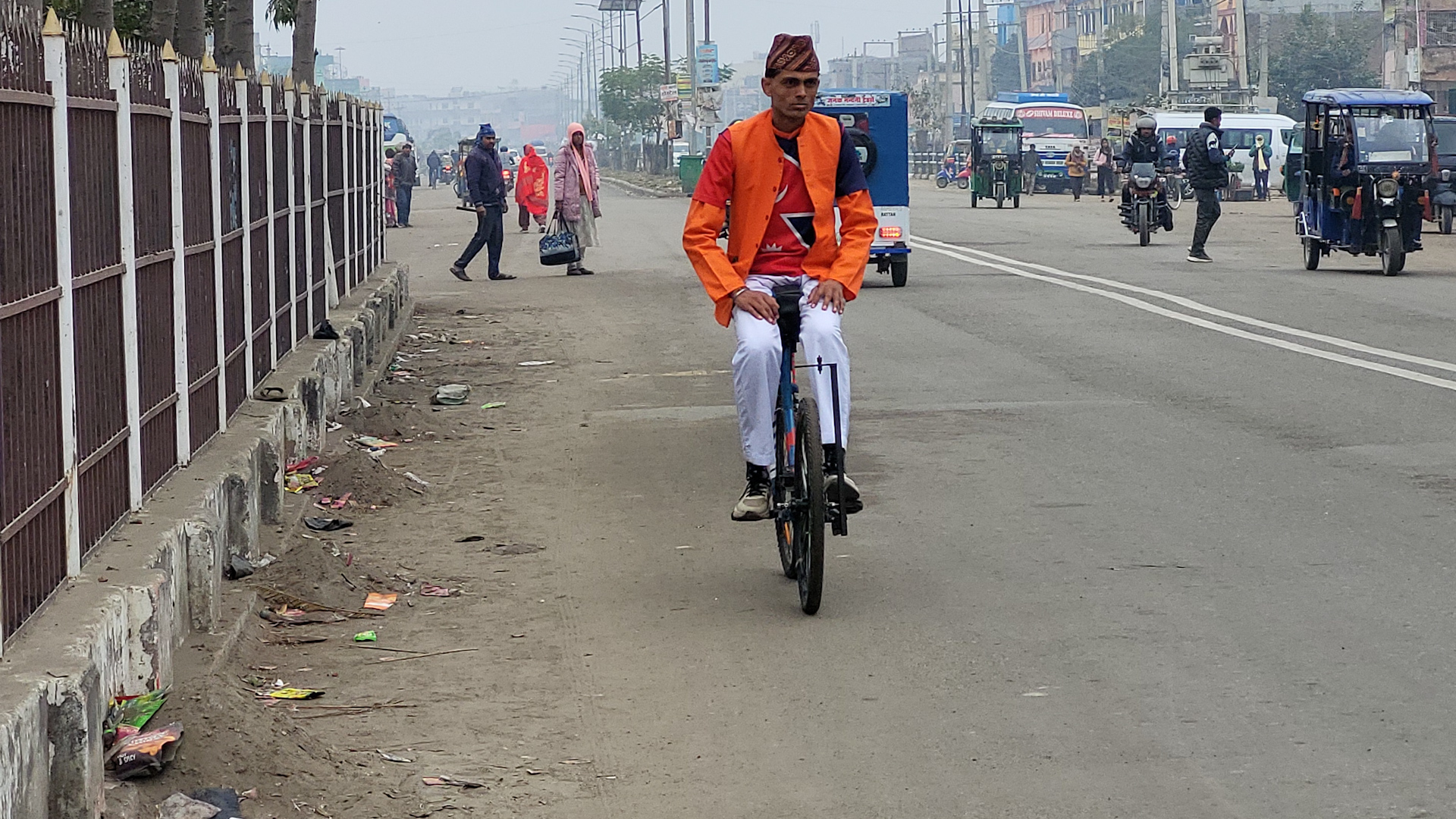 युवाहरुलाई हरेस नाखाने सन्देश दिन उल्टो साईकल चलाउँदै महोत्तरीका जे.बी. पोखरेल