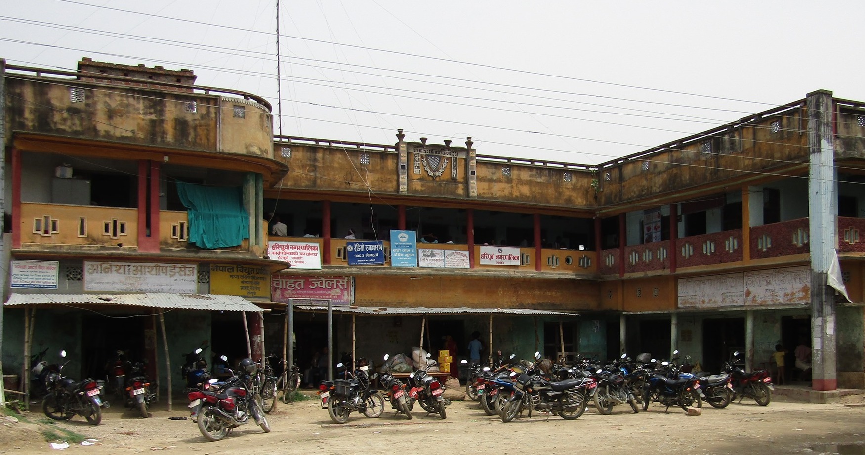 नगरप्रमुख र प्रमुख प्रशासकीय अधिकृतबीच विवाद, कार्यालयको सामान तोडफोड