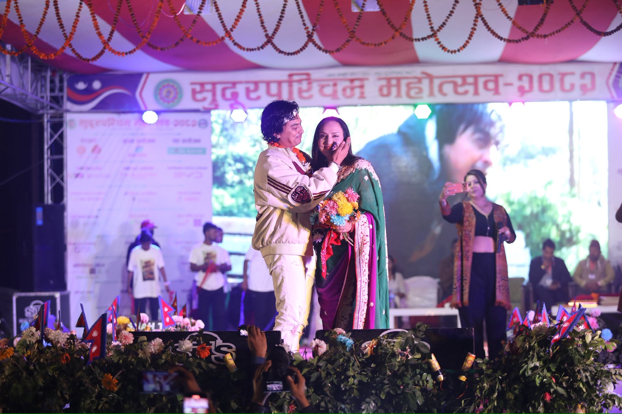 ‘आ बाट आमा’ को प्रचार गर्न धनगढी पुगे कलाकार विपना र पल