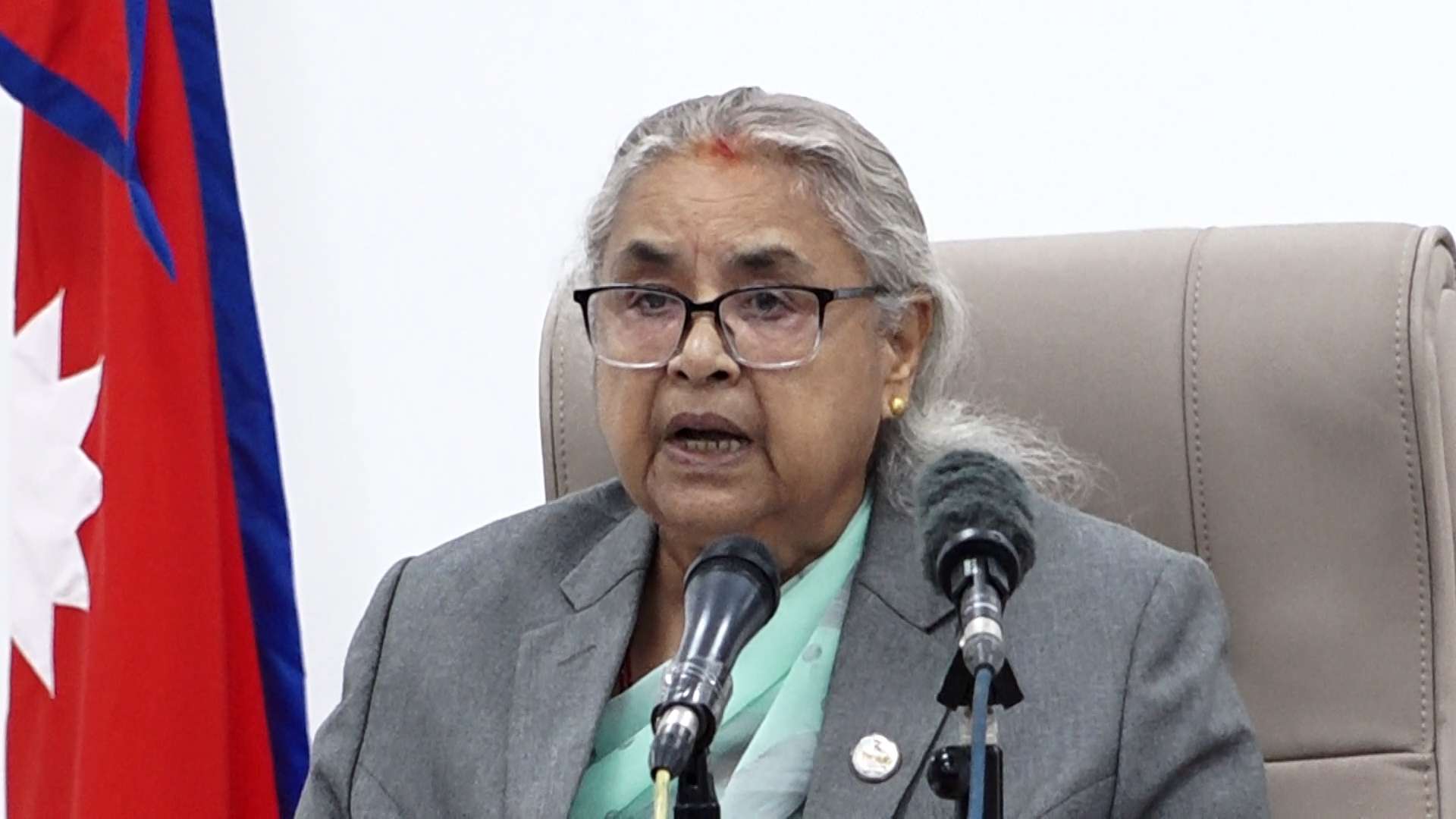 सत्ता संकटको नयाँ मोडमा पहिलो महिला प्रधानमन्त्री