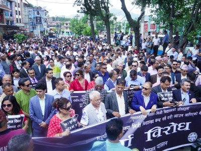 कालोपट्टी बाँधेर विद्यालय शिक्षा विधेयकको विरोध