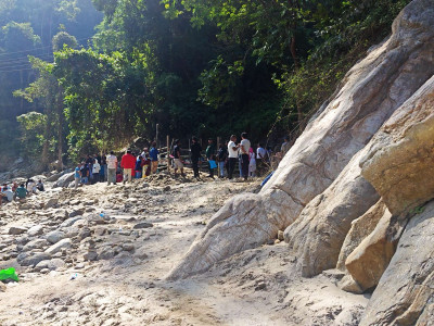 इलाम राजदूवालीमा ‘अद्भूत घट्ना’ : ‘शिला’ हेर्नकै लागि मानिसहरु ओइरिए