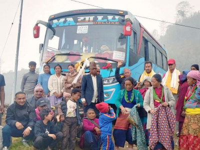 रामेछापको उर्माखुमा पहिलो पटक यात्रुवाहक बस पुग्दा स्थानीयले गरे पूजा