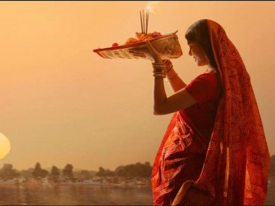 आज छठ पर्वको मुख्य दिन, अस्ताउँदो सूर्यलाई अर्घ दिइँदै