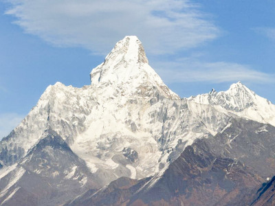 सोलुखुम्बुको स्यङ्बोछेबाट देखिने हिमाल र खुम्जुङ गाउँ