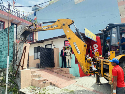 मापदण्ड बाहिरका संरचनामा पोखरा महानगरको डोजर