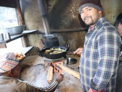 साउदीको जागिर त्यागेर समोसा बेच्दैछन् राजन, आम्दानीबाट दंग