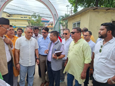 हैजाका बिरामीको स्वास्थ्य बुझ्न महामन्त्री थापा नारायणी अस्पतालमा