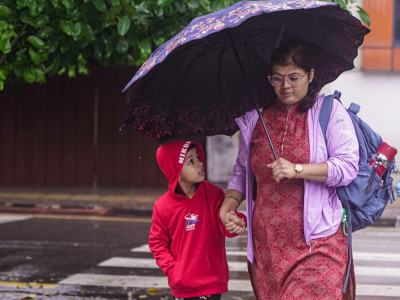 सिमसिमे पानी पर्दा छाताको सहारामा सर्वसाधरण (तस्बिरहरु)