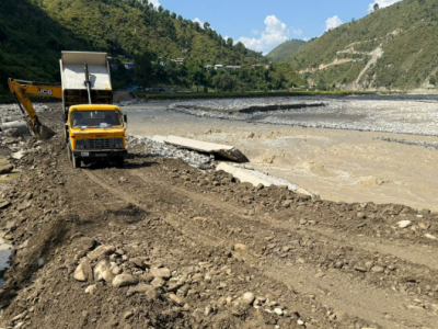 वर्षाका कारण आएको पहिरो र लेदोले अवरुद्ध भएको बिपी राजमार्ग सुचारु