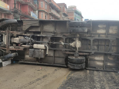 भक्तपुरको सल्लाघारीमा बिच सडकमै गाडि पल्टियो, दुई जना घाइते
