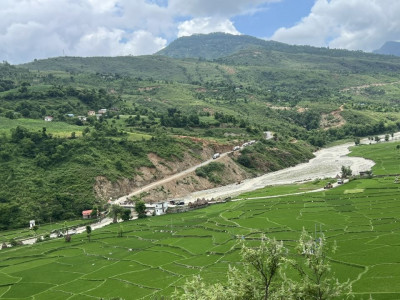 पुल मर्मत गर्न अझै दुई दिन लाग्ने, डाइभर्सनका निर्माण सामाग्री बोकेका गाडी रोकिए