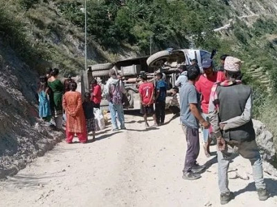 हुम्लाबाट सुर्खेत जाँदै गरेको बस बाजुराको भलियामा दुर्घटना