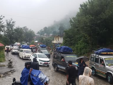वर्षाको कारण बिपी राजमार्ग अवरुद्ध
