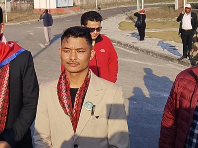 डाक्टर पेसा त्यागेर राजनीति रोजेका प्रविन भोट माग्न घरदैलोमा