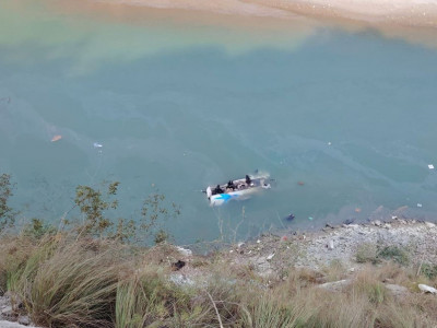 मन्थलीको लिलौटी क्षेत्रमा बस दुर्घटना हुँदा नौं जनाको मृत्यु, १० को उद्दार