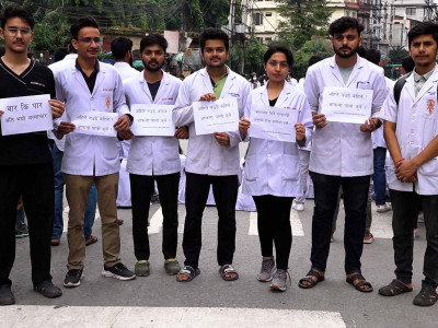 केएमसी अस्पतालका डाक्टर दोस्रो दिन पनि आन्दोलनमा: कानून हातमा नलिन चेतावनी