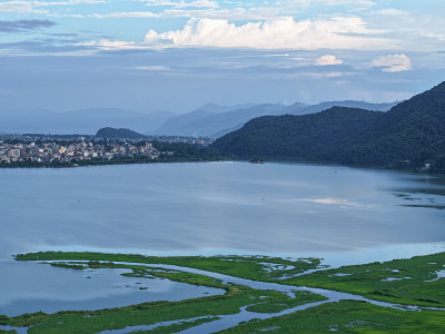 सूर्य उदाउनु अघिको पोखराको फेवाताल (तस्विरहर)