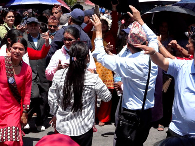 २४औं दिन पनि शिक्षकहरु सडकमा, चर्को घाममा नाचगान