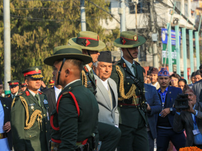 राष्ट्रपति र प्रधानमन्त्रीद्वारा पृथ्वी नारायण शाहको सालिकमा माल्यार्पण
