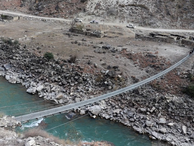 दोमुख पुल निर्माणमा ठेकेदारको लापरवाही : ४ वर्षमा करिब २ प्रतिशत मात्र प्रगति