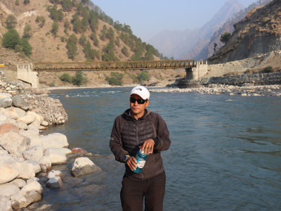 कर्णाली र राराको पानी बोकेर अक्कल बोहरा सगरमाथा आरोहणमा