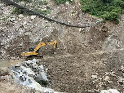 अँधेरी खोलाले बगाएको पुल नबन्दा सर्वसाधारण जोखिममा