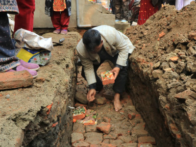 प्राचीनता र जनविश्वासलाई पुनर्जीवन दिँदै १५१ वर्ष पुरानो ‘ढोका छेँ’ पुननिर्माण सुरु