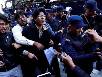 सिंहदरबार छिर्ने प्रयास गरेका जेनजी समूहलाई प्रहरीले लखेट्यो