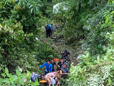 हलेसीबाट फर्किँदै गरेको गाडी दुर्घटना, एकको मृत्यु, १० जना घाइते