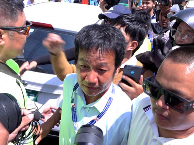 काठमाडौं आएका हर्क साम्पाङलाई समर्थकले घेरे